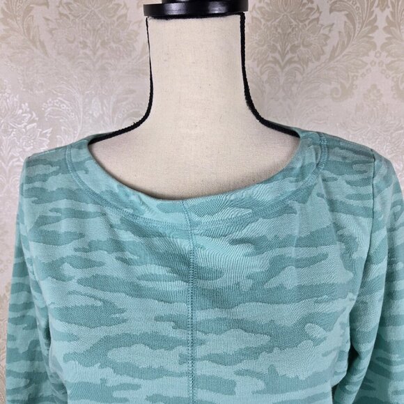 T By Talbots Sz Petite Medium Green Camo Pullover T-Shirt 3/4 Sleeve Round Neck - Picture 2 of 13